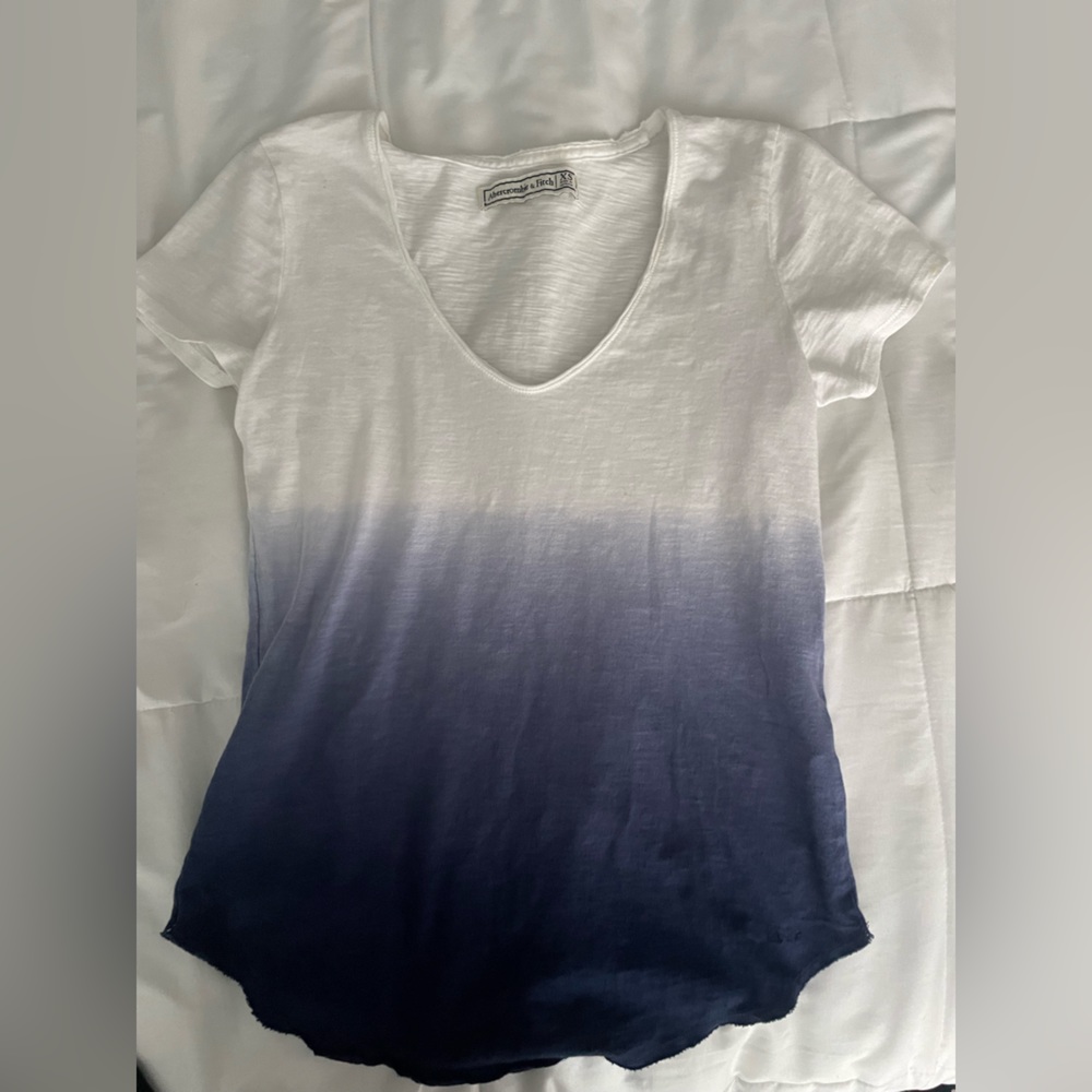 Dainty v-neck white and blue ombré Abercrombie t-shirt x-small